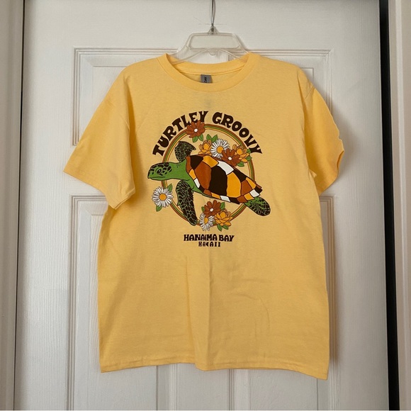 NWT Hanauma Bay Hawaii Turtley Groovy Sparkly Yellow Short Sleeve T-Shirt Top